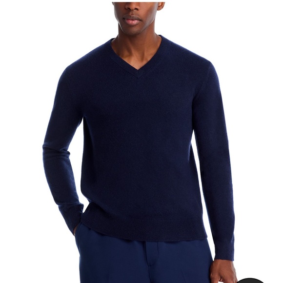 Bloomingdale’s 🎉HPx3🎉🎈The Mens Store v neck cashmere sweater in gray/navy color